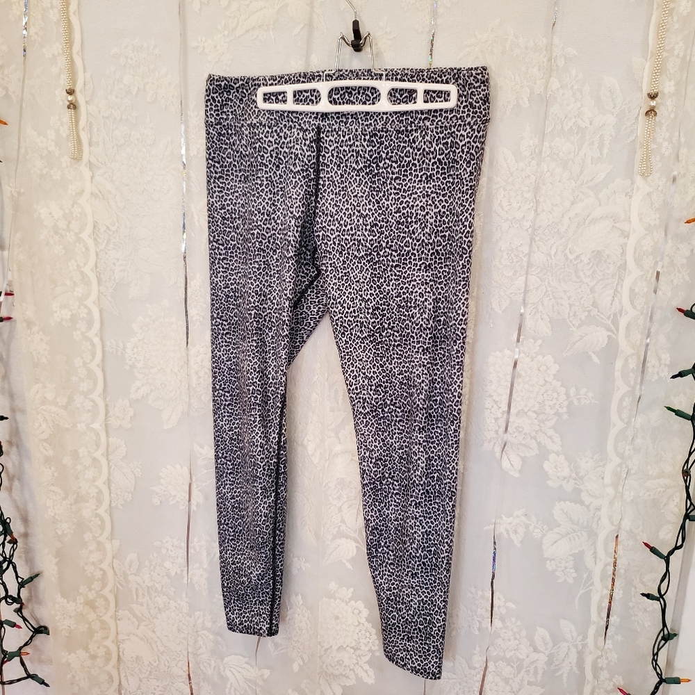 Hot Chillys base layer leggings cheeta print